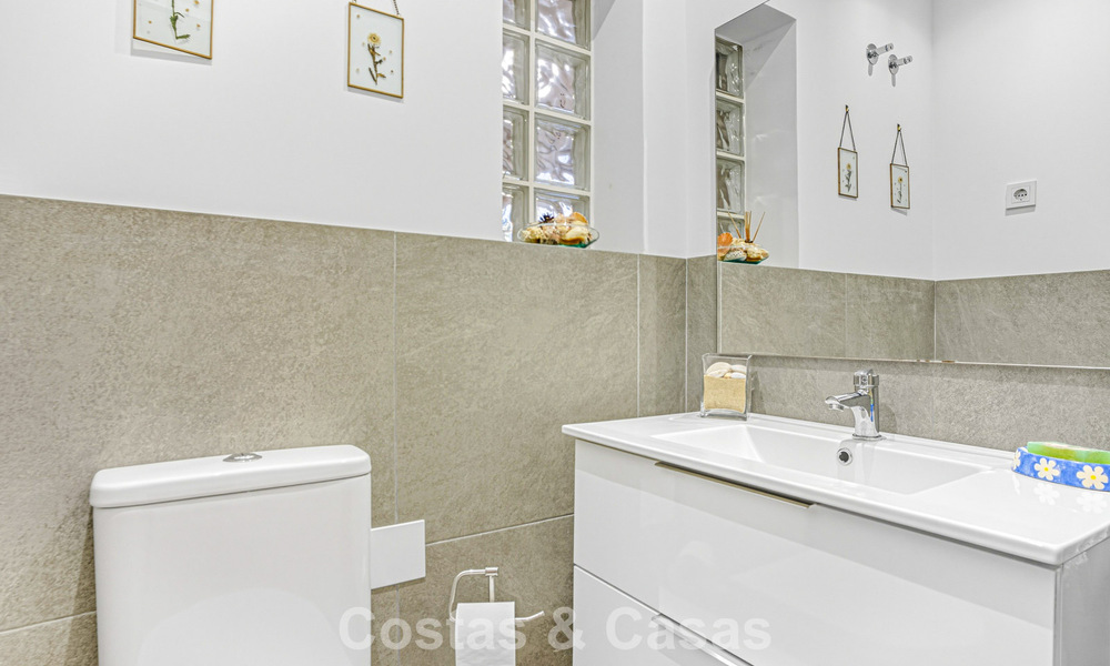 Amplia casa adosada en venta en una encantadora urbanización cerrada en la Milla de Oro de Marbella 789943