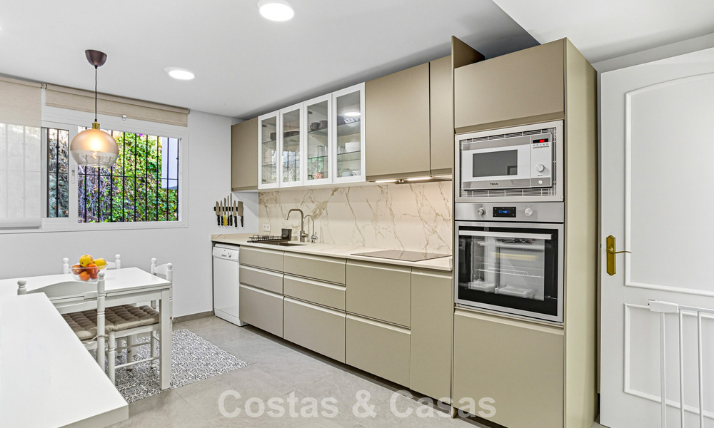 Amplia casa adosada en venta en una encantadora urbanización cerrada en la Milla de Oro de Marbella 789944