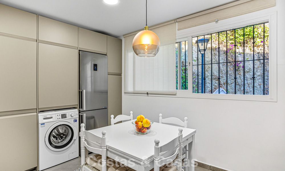 Amplia casa adosada en venta en una encantadora urbanización cerrada en la Milla de Oro de Marbella 789945