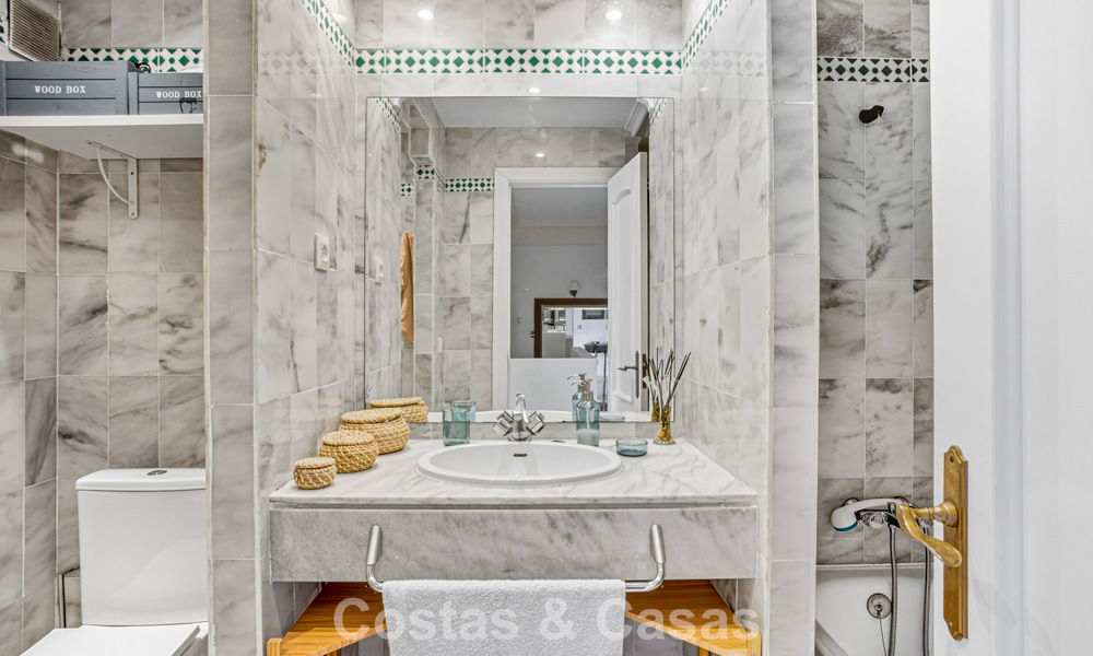 Amplia casa adosada en venta en una encantadora urbanización cerrada en la Milla de Oro de Marbella 789947