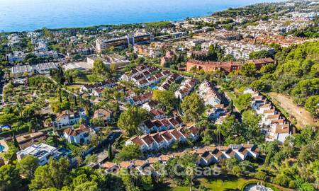 Amplia casa adosada en venta en una encantadora urbanización cerrada en la Milla de Oro de Marbella 789948