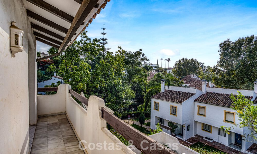Amplia casa adosada en venta en una encantadora urbanización cerrada en la Milla de Oro de Marbella 789951