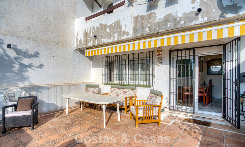 Amplia casa adosada en venta en una encantadora urbanización cerrada en la Milla de Oro de Marbella 789953