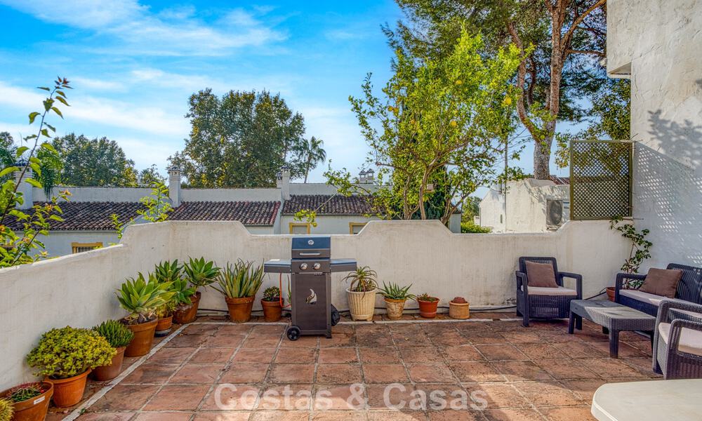 Amplia casa adosada en venta en una encantadora urbanización cerrada en la Milla de Oro de Marbella 789955