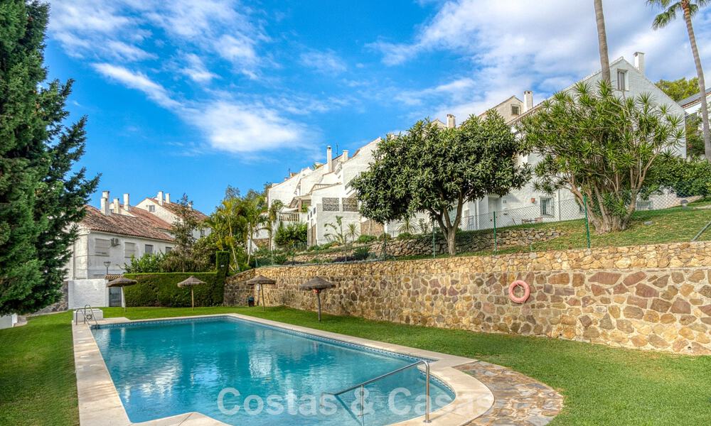 Amplia casa adosada en venta en una encantadora urbanización cerrada en la Milla de Oro de Marbella 789956