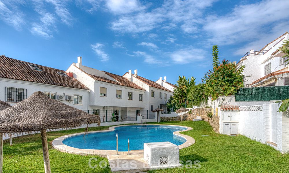 Amplia casa adosada en venta en una encantadora urbanización cerrada en la Milla de Oro de Marbella 789957