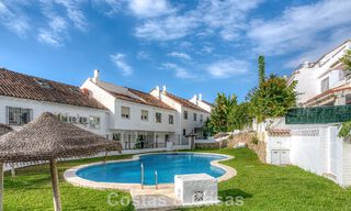 Amplia casa adosada en venta en una encantadora urbanización cerrada en la Milla de Oro de Marbella 789957 