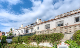 Amplia casa adosada en venta en una encantadora urbanización cerrada en la Milla de Oro de Marbella 789958 