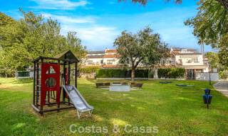 Amplia casa adosada en venta en una encantadora urbanización cerrada en la Milla de Oro de Marbella 789959 