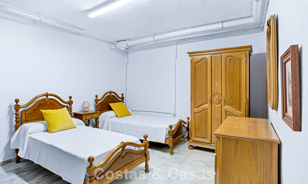 Amplia casa adosada en venta en una encantadora urbanización cerrada en la Milla de Oro de Marbella 789961