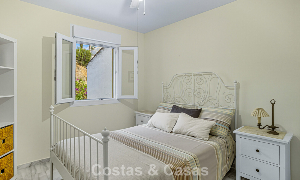 Amplia casa adosada en venta en una encantadora urbanización cerrada en la Milla de Oro de Marbella 789963