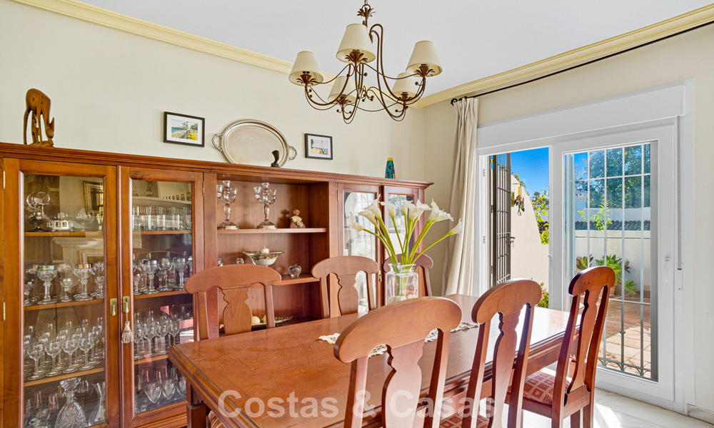 Amplia casa adosada en venta en una encantadora urbanización cerrada en la Milla de Oro de Marbella 789966