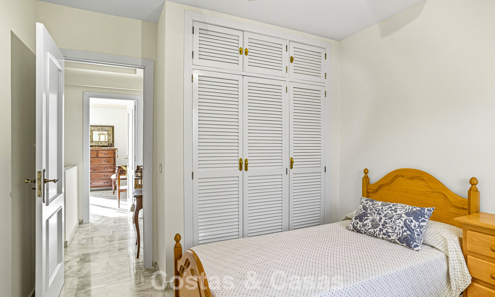 Amplia casa adosada en venta en una encantadora urbanización cerrada en la Milla de Oro de Marbella 789970