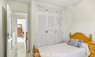 Amplia casa adosada en venta en una encantadora urbanización cerrada en la Milla de Oro de Marbella 789970 