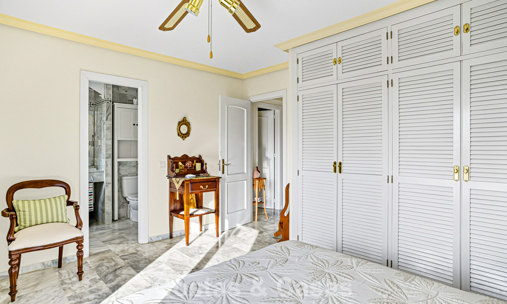 Amplia casa adosada en venta en una encantadora urbanización cerrada en la Milla de Oro de Marbella 789971