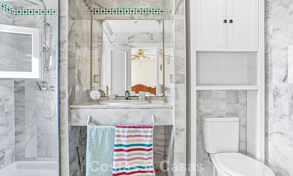 Amplia casa adosada en venta en una encantadora urbanización cerrada en la Milla de Oro de Marbella 789972