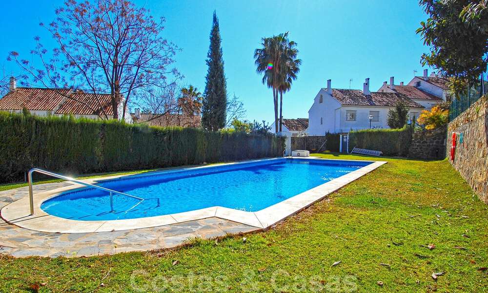 Encantadoras casas adosadas en venta en una urbanización privada en la Milla de Oro de Marbella 808409