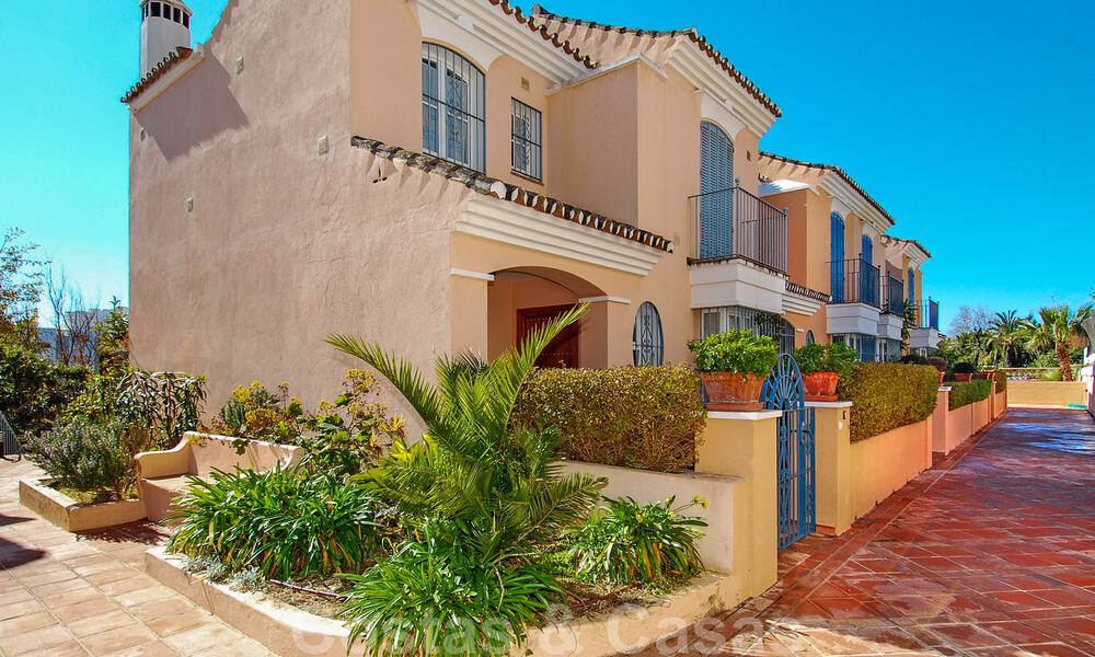 Encantadoras casas adosadas en venta en una urbanización privada en la Milla de Oro de Marbella 808410