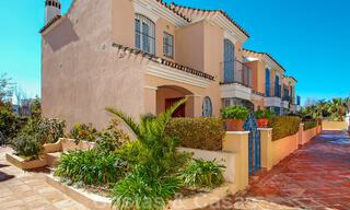Encantadoras casas adosadas en venta en una urbanización privada en la Milla de Oro de Marbella 808410 