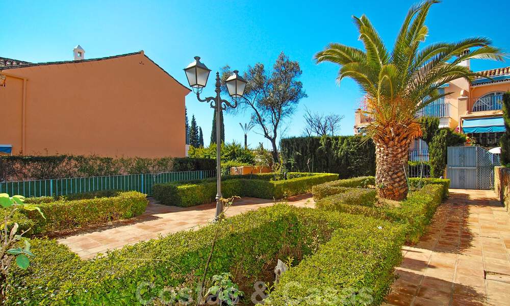 Encantadoras casas adosadas en venta en una urbanización privada en la Milla de Oro de Marbella 808411