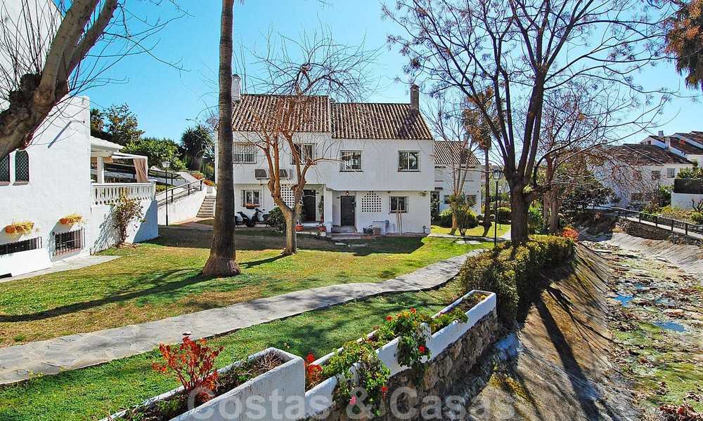 Encantadoras casas adosadas en venta en una urbanización privada en la Milla de Oro de Marbella 808421