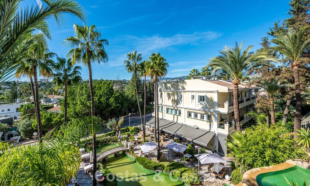 Amplia casa adosada, renovada de forma moderna, en venta en el corazón del valle del golf de Nueva Andalucía, Marbella 789973