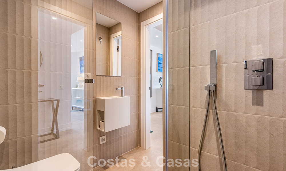 Amplia casa adosada, renovada de forma moderna, en venta en el corazón del valle del golf de Nueva Andalucía, Marbella 789978