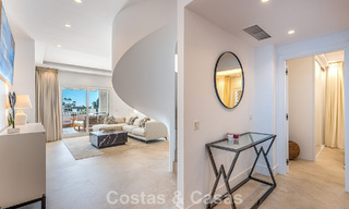 Amplia casa adosada, renovada de forma moderna, en venta en el corazón del valle del golf de Nueva Andalucía, Marbella 789979 