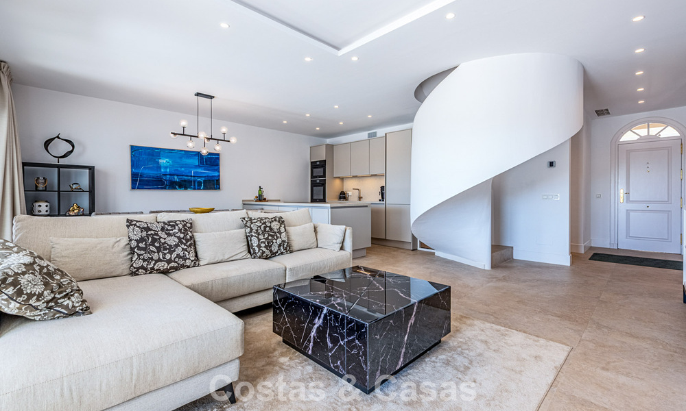 Amplia casa adosada, renovada de forma moderna, en venta en el corazón del valle del golf de Nueva Andalucía, Marbella 789980