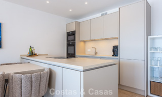 Amplia casa adosada, renovada de forma moderna, en venta en el corazón del valle del golf de Nueva Andalucía, Marbella 789982 