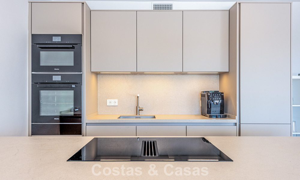 Amplia casa adosada, renovada de forma moderna, en venta en el corazón del valle del golf de Nueva Andalucía, Marbella 789983