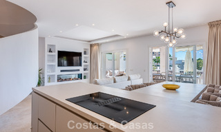 Amplia casa adosada, renovada de forma moderna, en venta en el corazón del valle del golf de Nueva Andalucía, Marbella 789984 