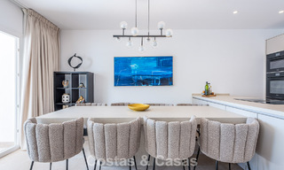 Amplia casa adosada, renovada de forma moderna, en venta en el corazón del valle del golf de Nueva Andalucía, Marbella 789985 