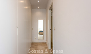 Amplia casa adosada, renovada de forma moderna, en venta en el corazón del valle del golf de Nueva Andalucía, Marbella 789993 