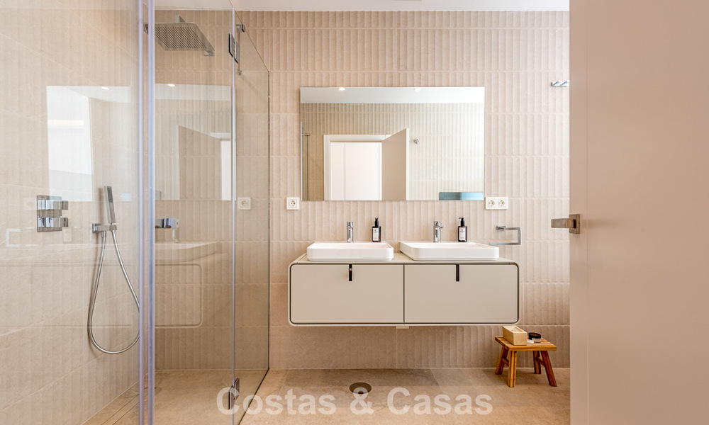 Amplia casa adosada, renovada de forma moderna, en venta en el corazón del valle del golf de Nueva Andalucía, Marbella 789994