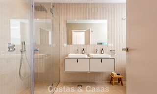 Amplia casa adosada, renovada de forma moderna, en venta en el corazón del valle del golf de Nueva Andalucía, Marbella 789994 