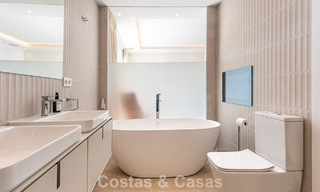 Amplia casa adosada, renovada de forma moderna, en venta en el corazón del valle del golf de Nueva Andalucía, Marbella 789995 