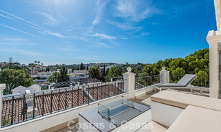 Amplia casa adosada, renovada de forma moderna, en venta en el corazón del valle del golf de Nueva Andalucía, Marbella 789997 