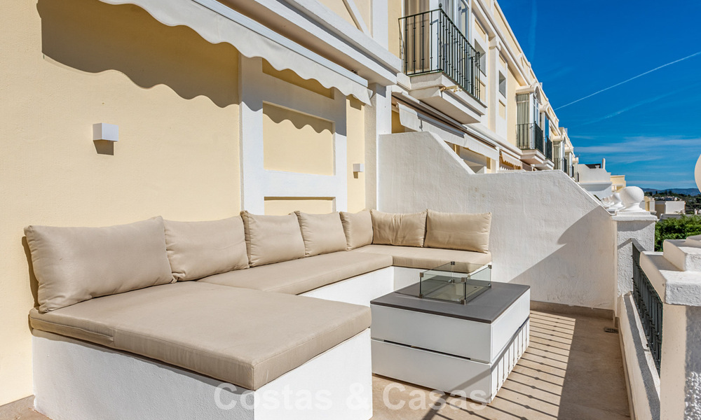 Amplia casa adosada, renovada de forma moderna, en venta en el corazón del valle del golf de Nueva Andalucía, Marbella 789998