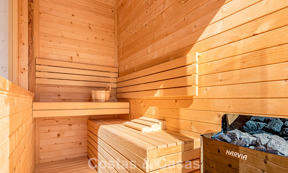 Amplia casa adosada, renovada de forma moderna, en venta en el corazón del valle del golf de Nueva Andalucía, Marbella 790001