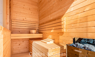 Amplia casa adosada, renovada de forma moderna, en venta en el corazón del valle del golf de Nueva Andalucía, Marbella 790001 