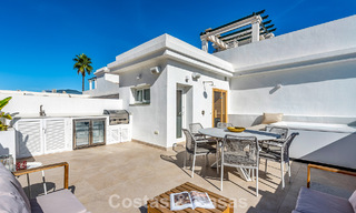 Amplia casa adosada, renovada de forma moderna, en venta en el corazón del valle del golf de Nueva Andalucía, Marbella 790002 