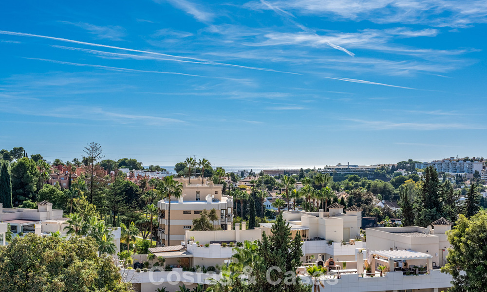 Amplia casa adosada, renovada de forma moderna, en venta en el corazón del valle del golf de Nueva Andalucía, Marbella 790004