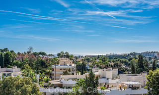 Amplia casa adosada, renovada de forma moderna, en venta en el corazón del valle del golf de Nueva Andalucía, Marbella 790004 