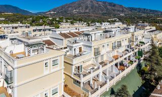 Amplia casa adosada, renovada de forma moderna, en venta en el corazón del valle del golf de Nueva Andalucía, Marbella 790005 