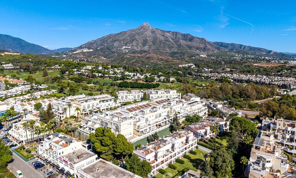 Amplia casa adosada, renovada de forma moderna, en venta en el corazón del valle del golf de Nueva Andalucía, Marbella 790006