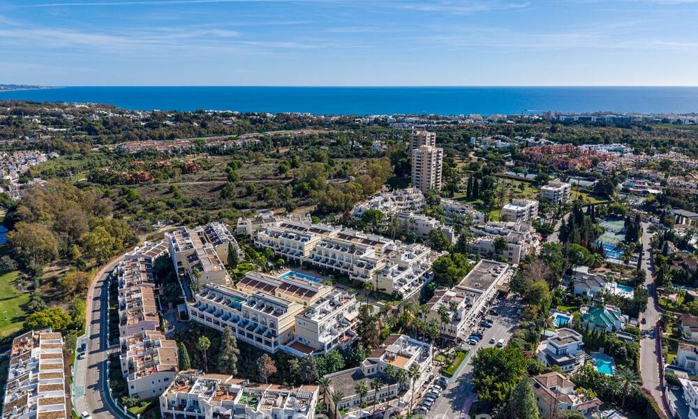 Amplia casa adosada, renovada de forma moderna, en venta en el corazón del valle del golf de Nueva Andalucía, Marbella 790007