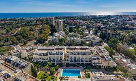 Amplia casa adosada, renovada de forma moderna, en venta en el corazón del valle del golf de Nueva Andalucía, Marbella 790008