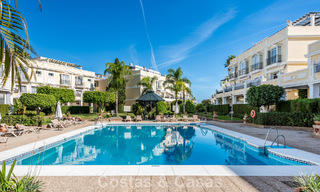 Amplia casa adosada, renovada de forma moderna, en venta en el corazón del valle del golf de Nueva Andalucía, Marbella 790011 