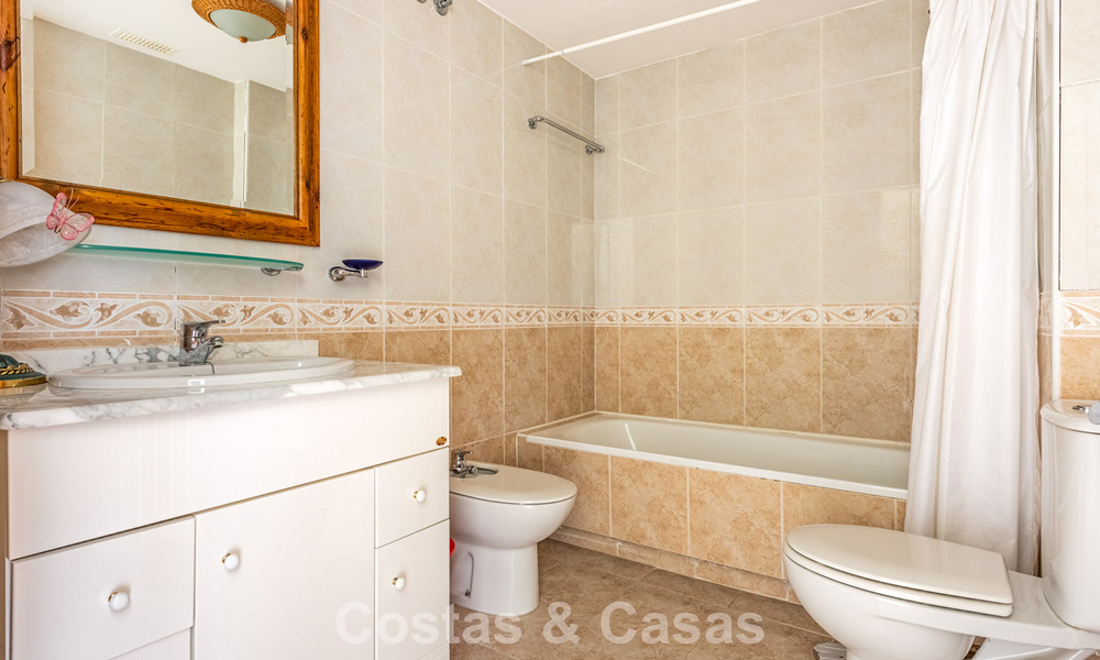 Amplio ático dúplex en primera línea de golf en venta cerca de todos los servicios en Guadalmina Alta y San Pedro, Marbella 790014